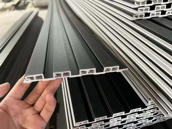 Pannello di copertura composito in legno di plastica per interni Boiserie in legno vinilico Decorativo Pannello a parete in PVC WPC con rivestimento scanalato 3D